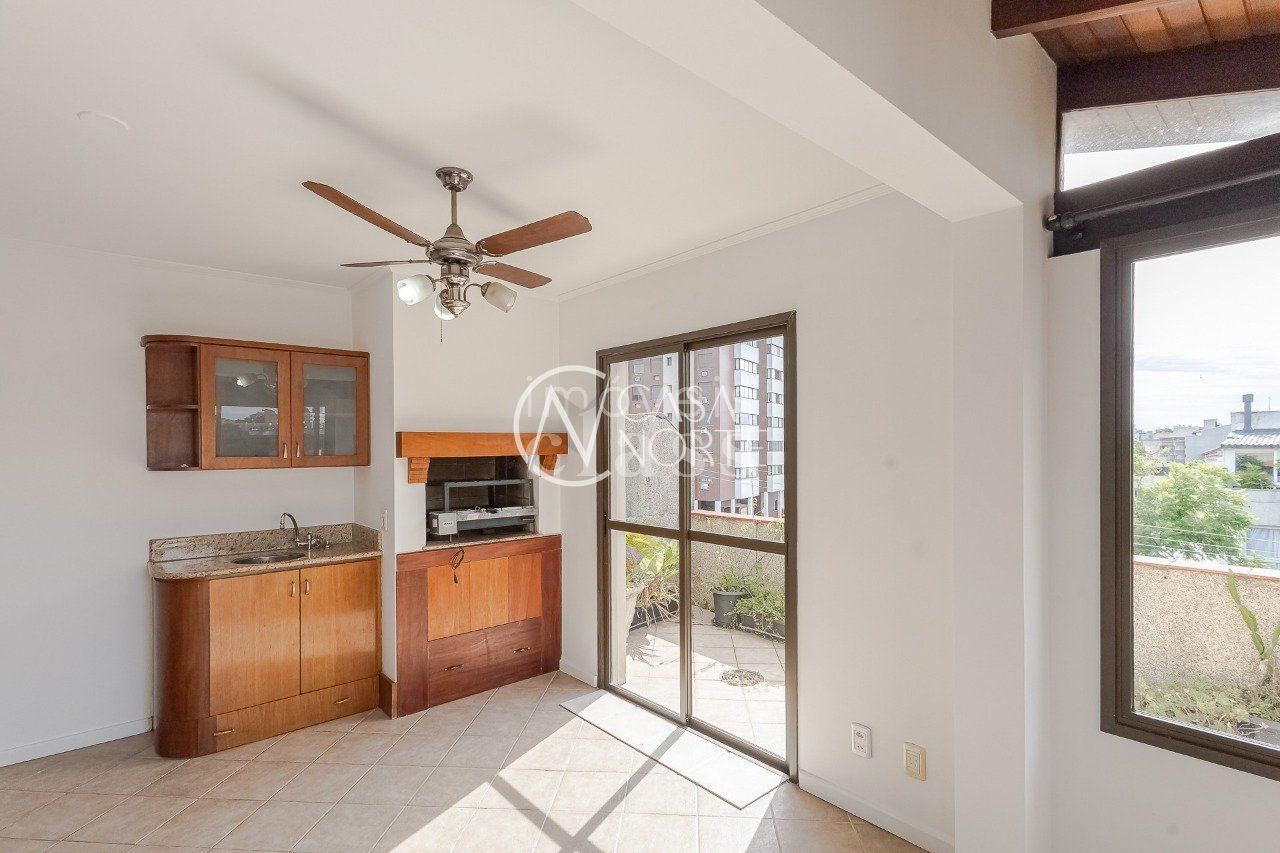 Cobertura à venda com 3 quartos, 160m², 1 suíte, 2 vagas, Avenida General Barreto Viana no bairro Chácara das Pedras em Porto Alegre