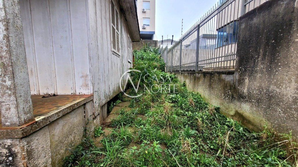 Terreno à venda  com 360m², Rua Professor Bertrand Russel no bairro Vila Ipiranga em Porto Alegre