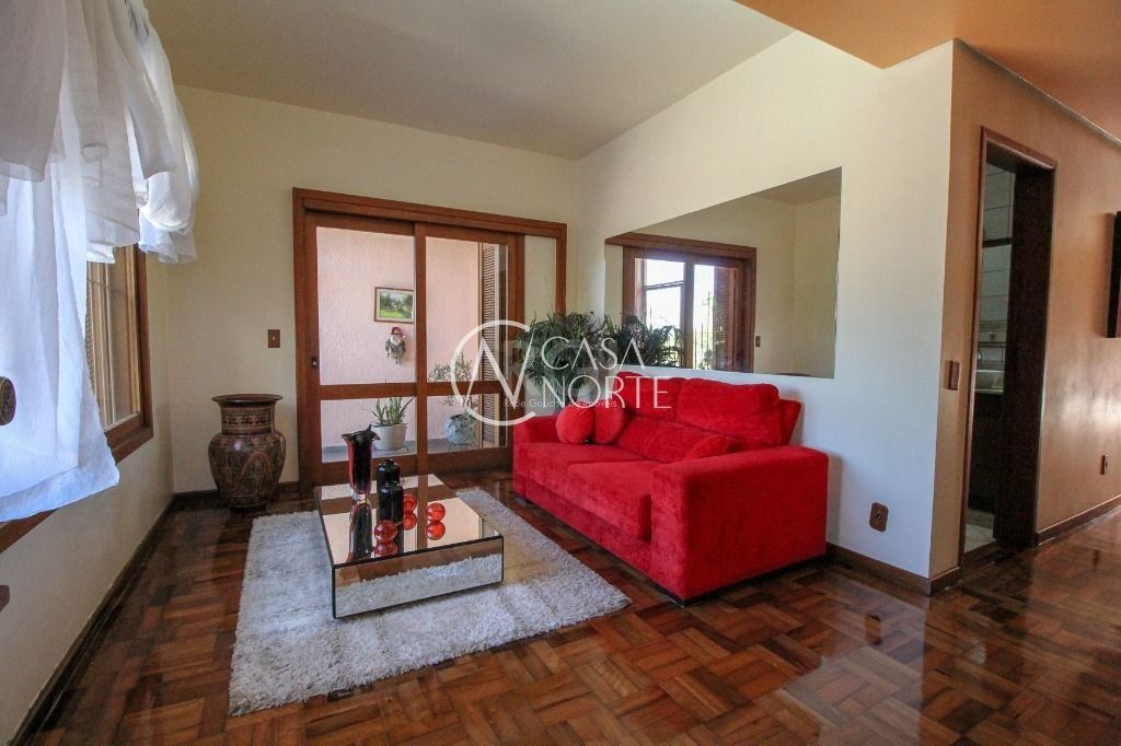 Casa à venda com 4 quartos, 350m², 1 suíte, 4 vagas, Rua João Berutti no bairro Chácara das Pedras em Porto Alegre