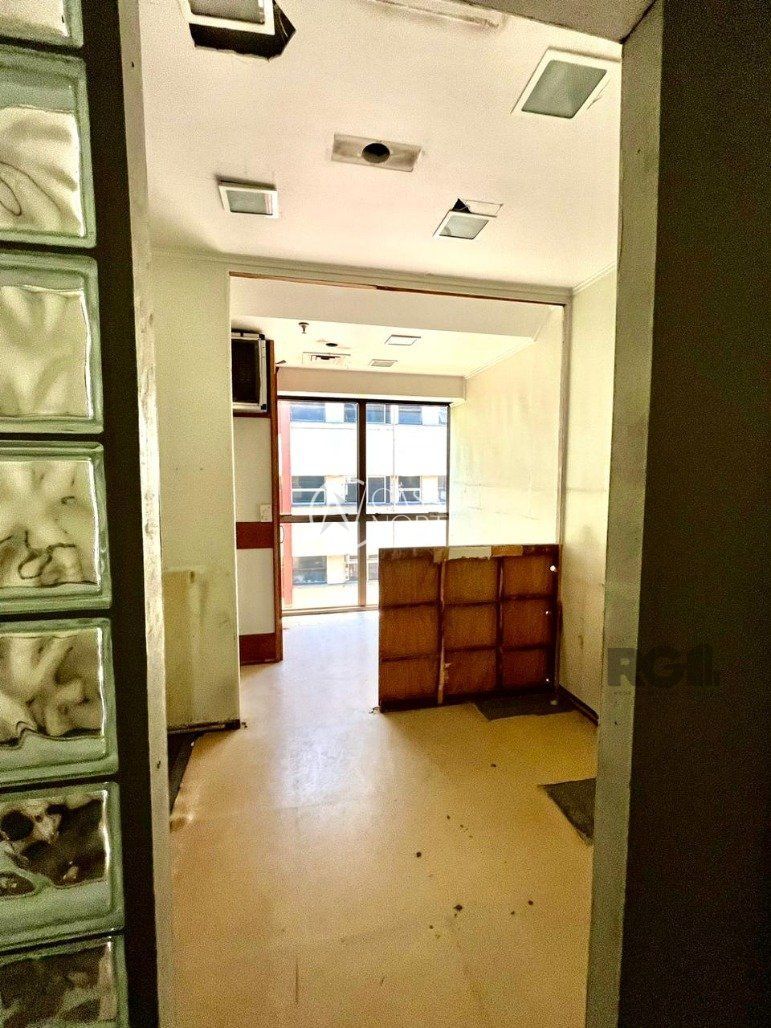 Sala Comercial à venda com 1 quarto, 47m², 1 vaga, Avenida Carlos Gomes no bairro Auxiliadora em Porto Alegre