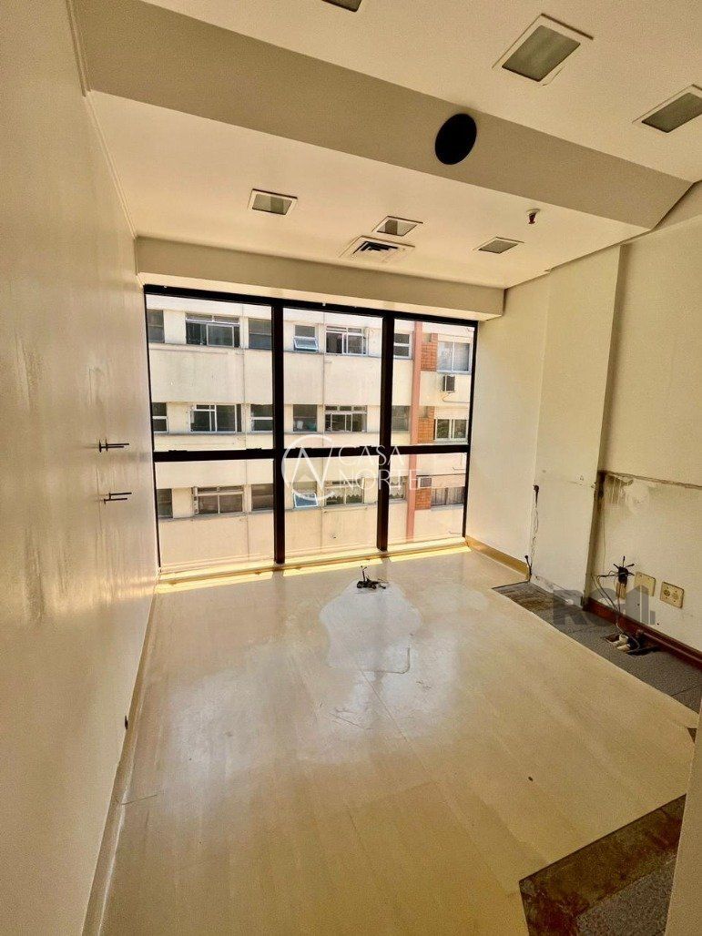 Sala Comercial à venda com 1 quarto, 47m², 1 vaga, Avenida Carlos Gomes no bairro Auxiliadora em Porto Alegre