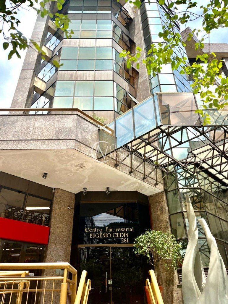 Sala Comercial à venda com 1 quarto, 47m², 1 vaga, Avenida Carlos Gomes no bairro Auxiliadora em Porto Alegre