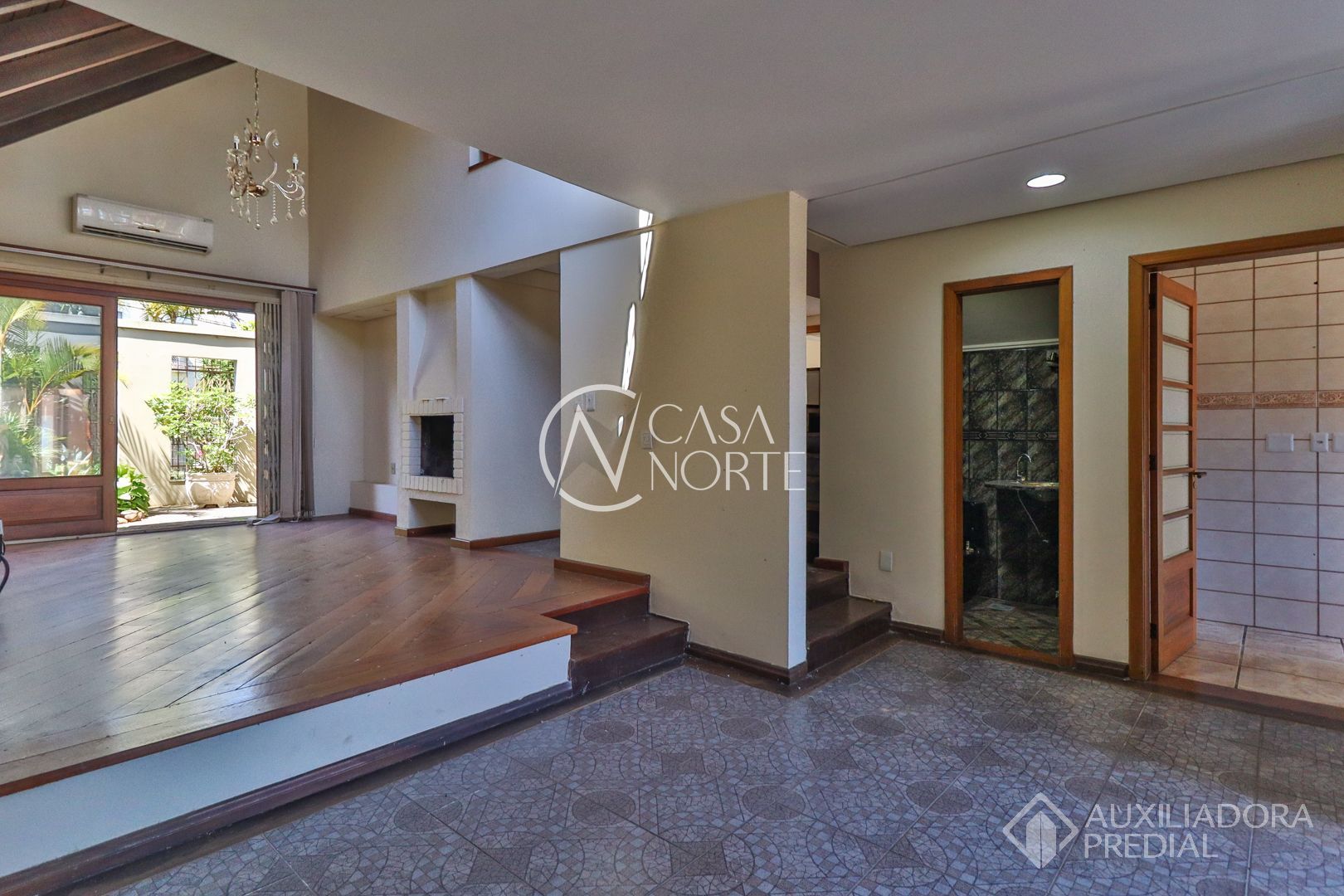 Casa à venda com 5 quartos, 280m², 1 suíte, 3 vagas, Avenida Jacuí no bairro Cristal em Porto Alegre