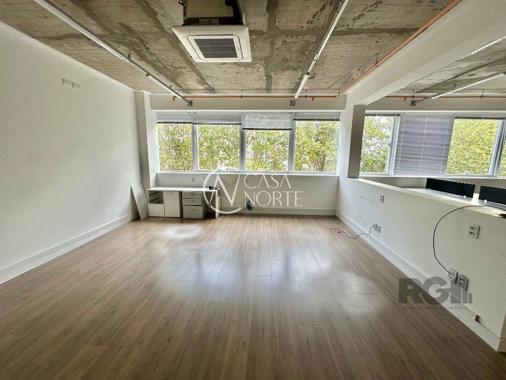 Sala Comercial à venda com 1 quarto, 33m², 1 vaga, Rua Anita Garibaldi no bairro Mont Serrat em Porto Alegre