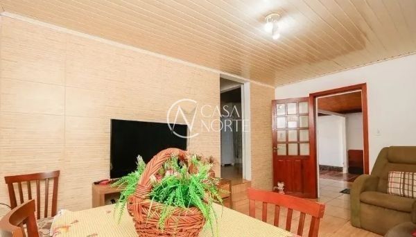 Casa à venda com 3 quartos, 153m², 2 vagas, Avenida Teixeira Mendes no bairro Chácara das Pedras em Porto Alegre
