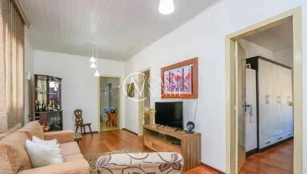 Casa à venda com 3 quartos, 153m², 2 vagas, Avenida Teixeira Mendes no bairro Chácara das Pedras em Porto Alegre