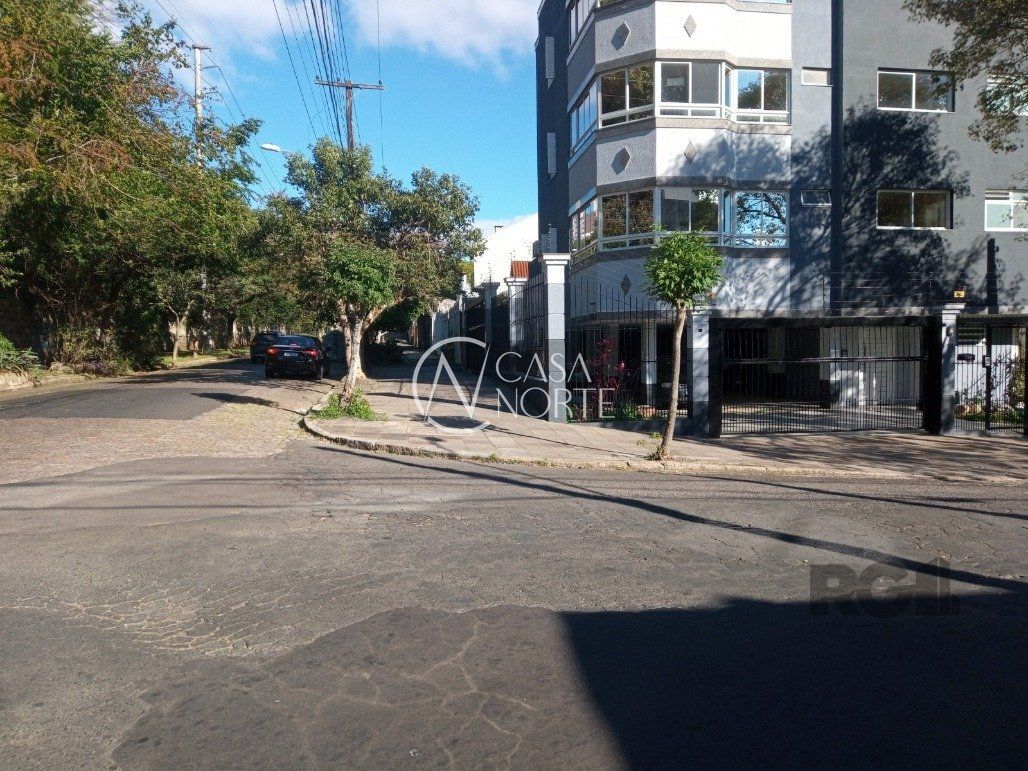 Sobrado à venda com 9 quartos, 499m², 3 suítes, 8 vagas, Rua General Couto de Magalhaes no bairro São João em Porto Alegre
