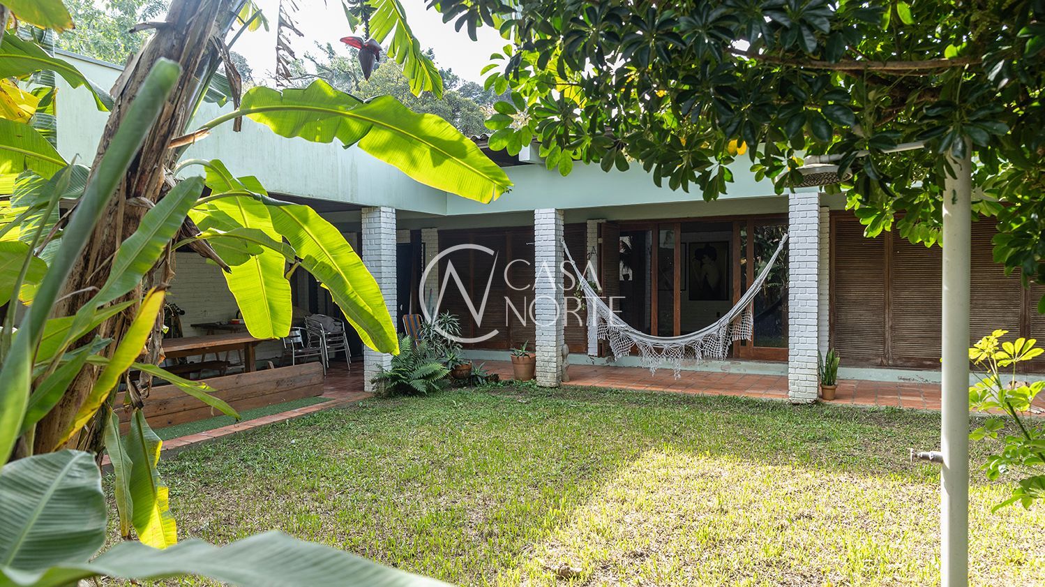 Casa à venda com 3 quartos, 298m², 1 suíte, 3 vagas, Rua Capão da Canoa no bairro Ipanema em Porto Alegre