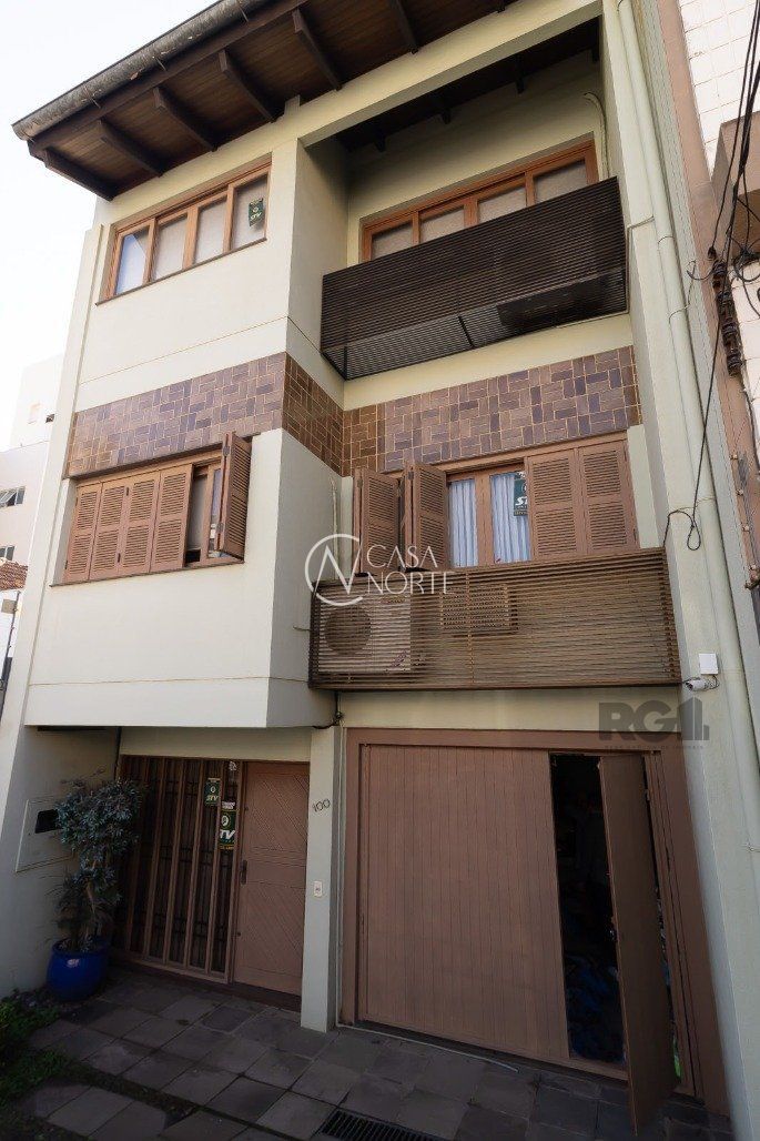 Casa à venda com 4 quartos, 444m², 2 suítes, 2 vagas, Rua João Abbott no bairro Petrópolis em Porto Alegre