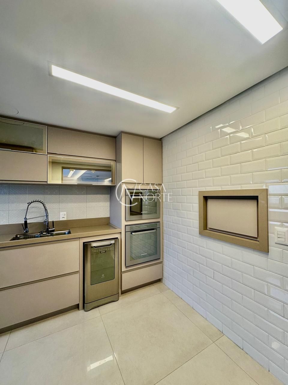 Apartamento à venda com 3 quartos, 102m², 1 suíte, 2 vagas, Rua Acélio Daudt no bairro Passo da Areia em Porto Alegre