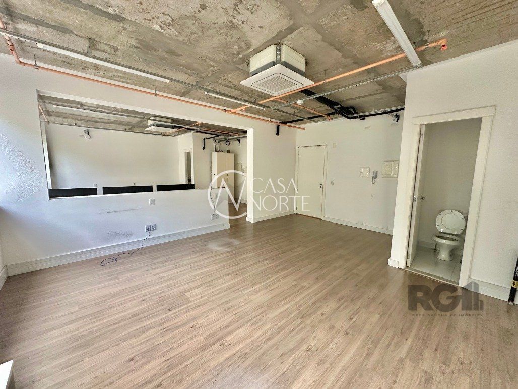 Sala Comercial à venda com 1 quarto, 33m², 1 vaga, Rua Anita Garibaldi no bairro Mont Serrat em Porto Alegre