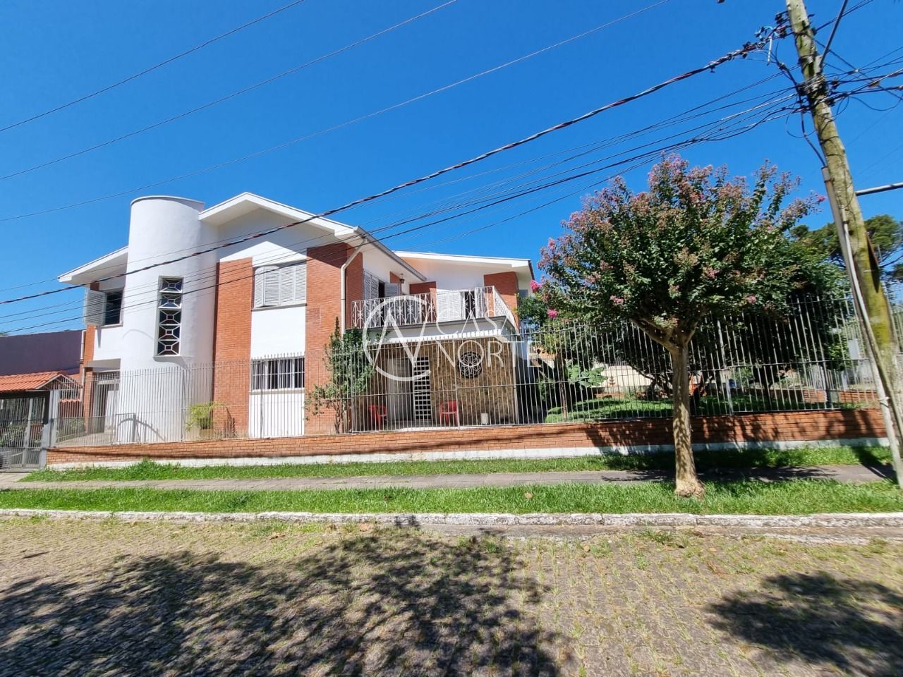 Casa à venda com 5 quartos, 336m², 1 suíte, 3 vagas, Rua Morano Calabro no bairro Jardim Isabel em Porto Alegre