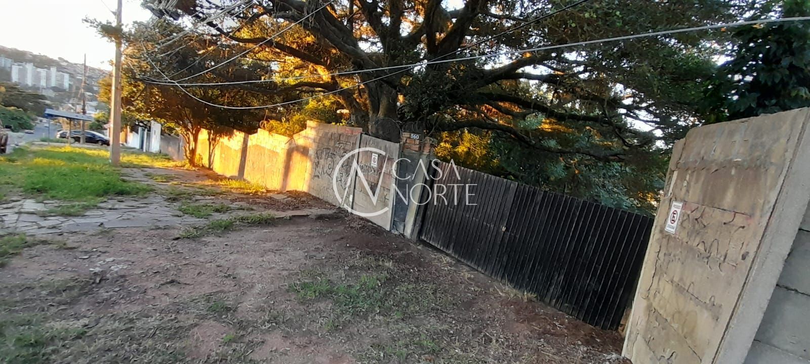 Terreno à venda  com 571m², Rua Taveira Júnior no bairro Nonoai em Porto Alegre