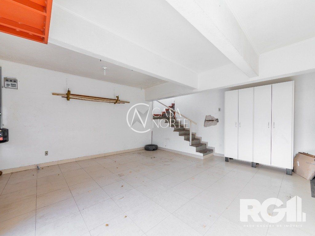 Casa à venda com 3 quartos, 280m², 1 suíte, 4 vagas, Rua Doutor Prudente de Moraes no bairro Chácara das Pedras em Porto Alegre