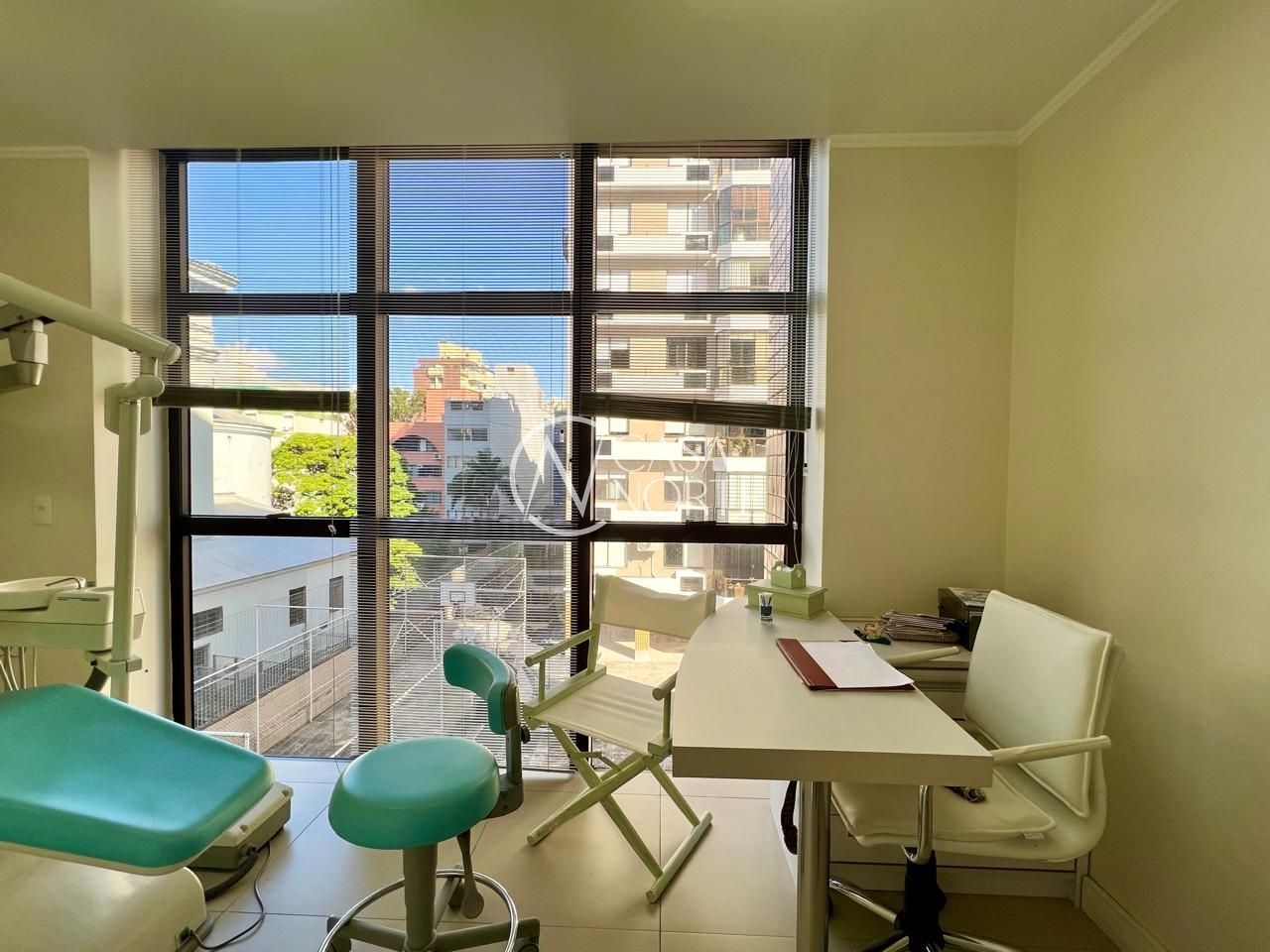 Sala Comercial à venda com 1 quarto, 38m², 2 vagas, Rua Vinte e Quatro de Outubro no bairro Moinhos de Vento em Porto Alegre