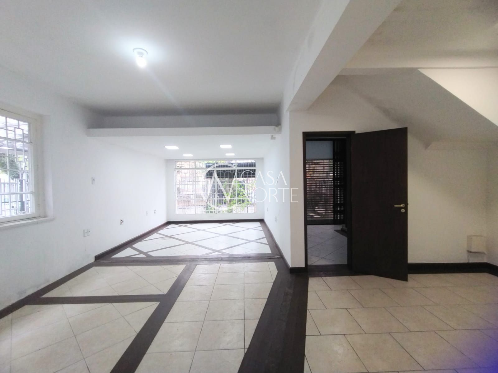 Casa à venda com 3 quartos, 244m², 1 suíte, 3 vagas, Rua Mucio Teixeira no bairro Menino Deus em Porto Alegre