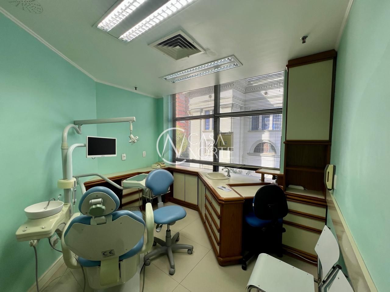 Sala Comercial à venda com 1 quarto, 38m², 2 vagas, Rua Vinte e Quatro de Outubro no bairro Moinhos de Vento em Porto Alegre