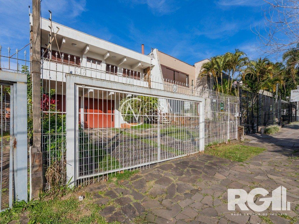 Casa à venda com 3 quartos, 280m², 1 suíte, 4 vagas, Rua Doutor Prudente de Moraes no bairro Chácara das Pedras em Porto Alegre