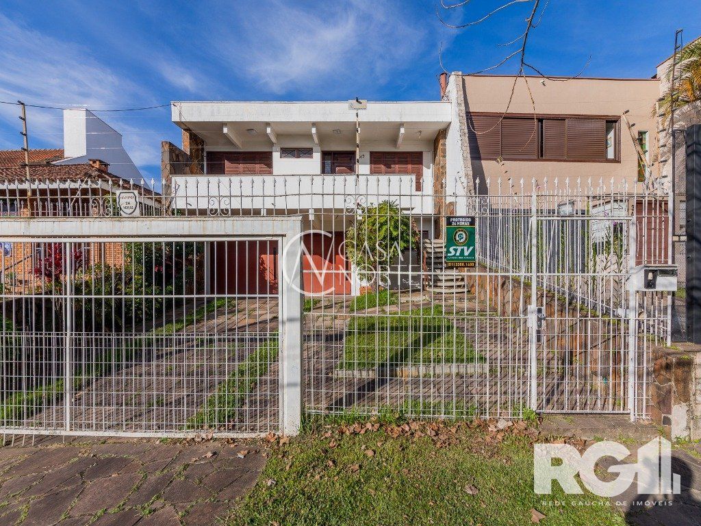 Casa à venda com 3 quartos, 280m², 1 suíte, 4 vagas, Rua Doutor Prudente de Moraes no bairro Chácara das Pedras em Porto Alegre