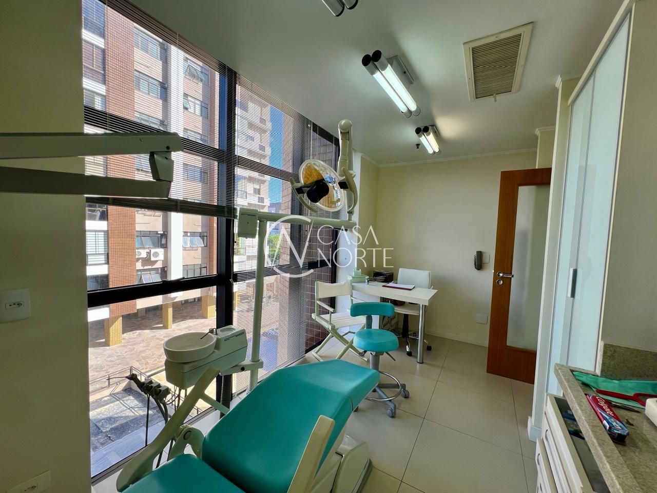 Sala Comercial à venda com 1 quarto, 38m², 2 vagas, Rua Vinte e Quatro de Outubro no bairro Moinhos de Vento em Porto Alegre