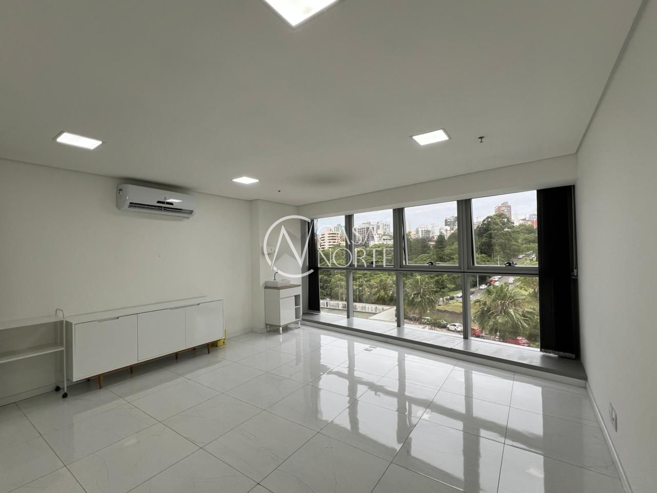 Sala Comercial à venda com 1 quarto, 44m², 1 vaga, Avenida Senador Tarso Dutra no bairro Petrópolis em Porto Alegre