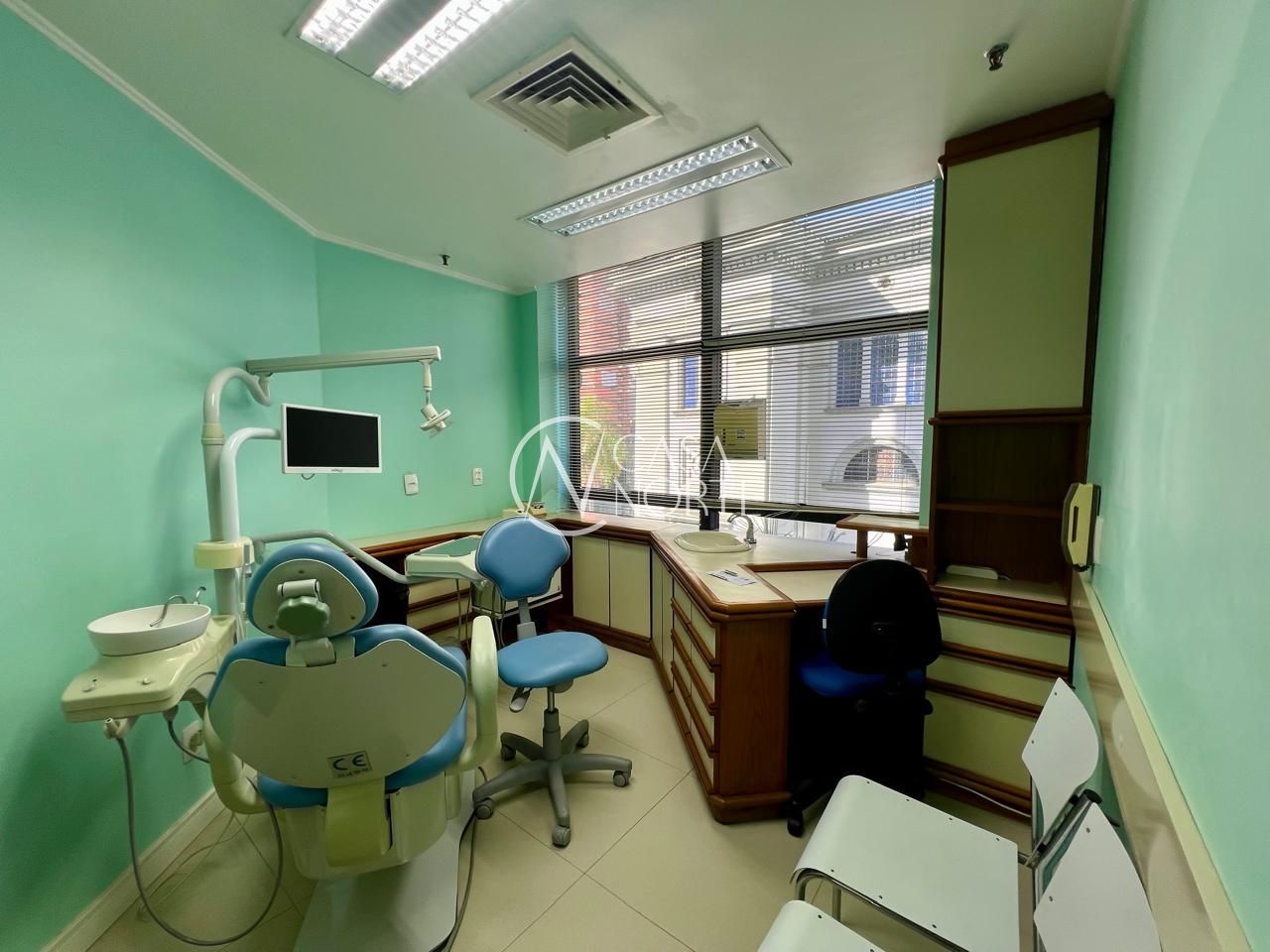 Sala Comercial à venda com 1 quarto, 38m², 2 vagas, Rua Vinte e Quatro de Outubro no bairro Moinhos de Vento em Porto Alegre