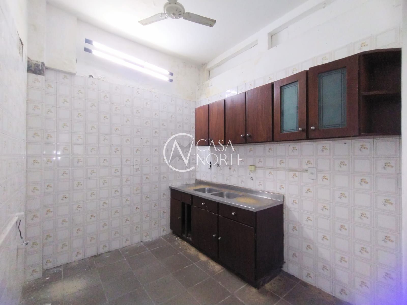 Casa à venda com 3 quartos, 244m², 1 suíte, 3 vagas, Rua Mucio Teixeira no bairro Menino Deus em Porto Alegre