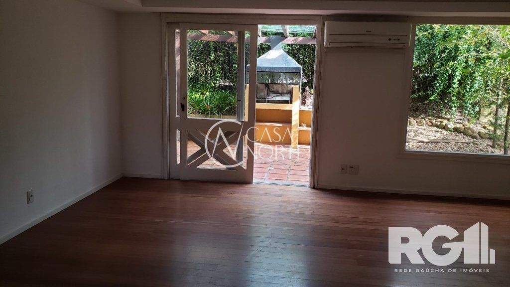 Casa de Condomínio à venda com 3 quartos, 220m², 1 suíte, 3 vagas, Rua Professor Carlos de Paula Couto no bairro Cavalhada em Porto Alegre