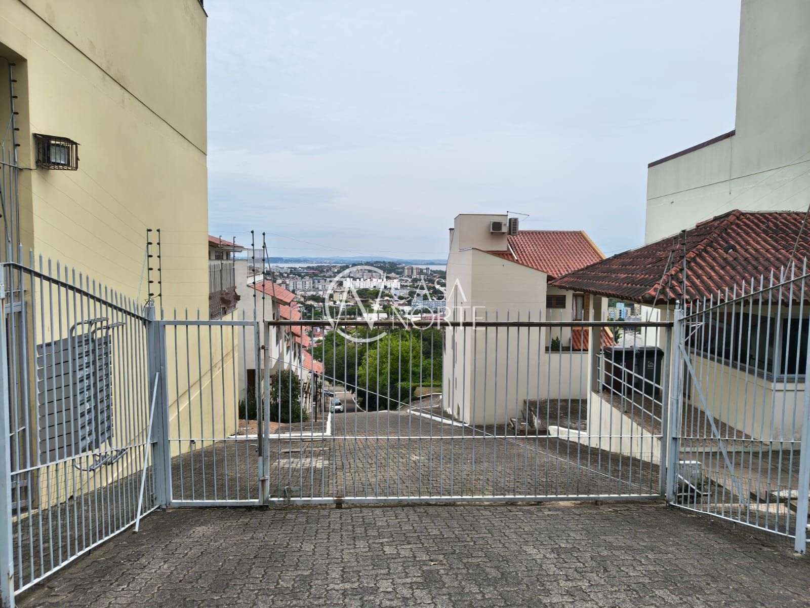 Terreno à venda  com 105m², Rua Alcebíades Antônio dos Santos no bairro Nonoai em Porto Alegre