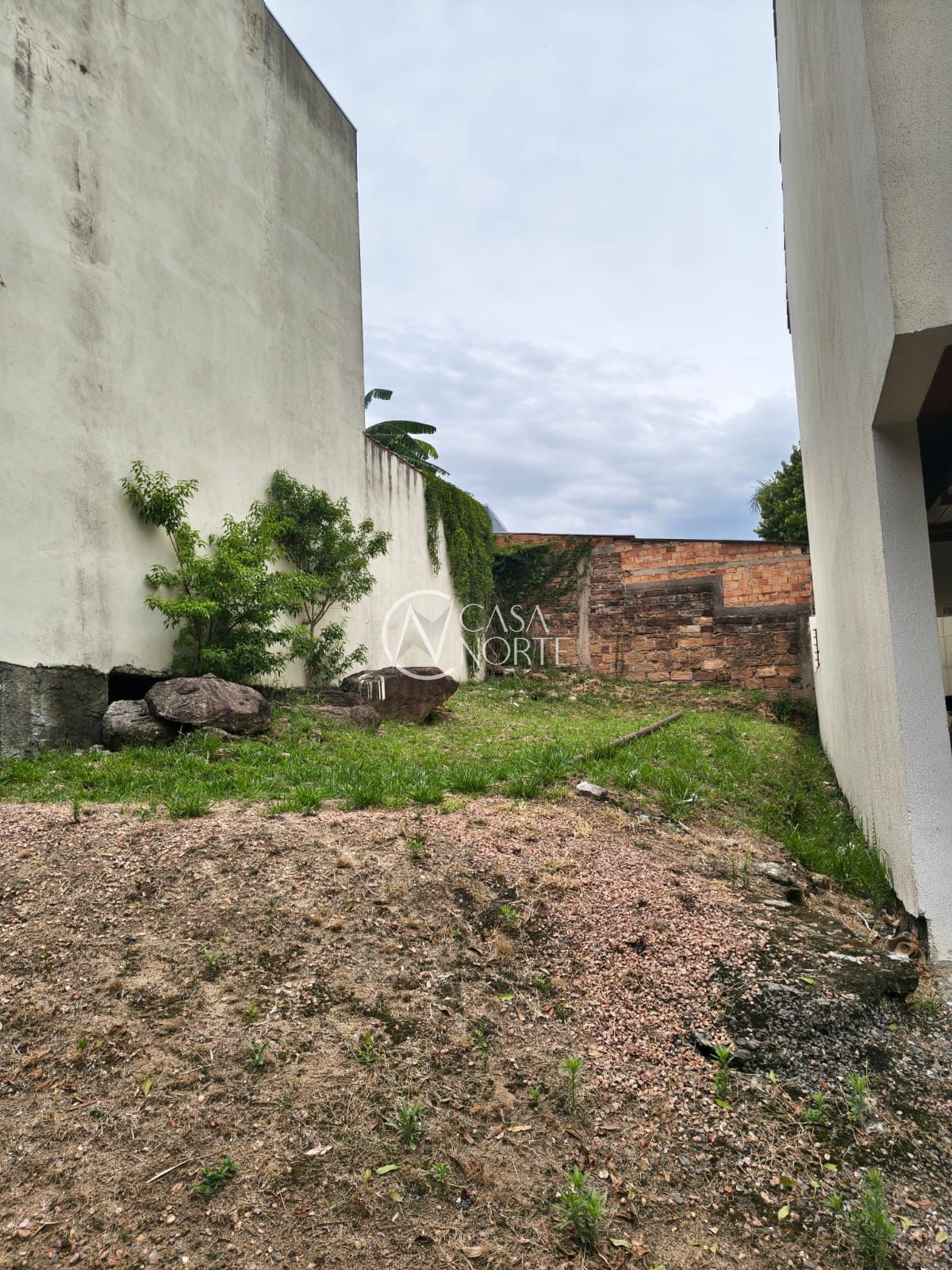 Terreno à venda  com 105m², Rua Alcebíades Antônio dos Santos no bairro Nonoai em Porto Alegre
