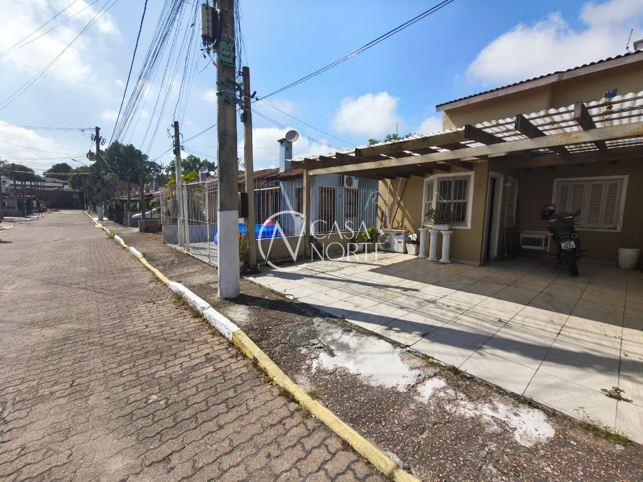 Casa à venda com 3 quartos, 109m², 2 vagas, Rua Capitão Pedroso no bairro Restinga em Porto Alegre