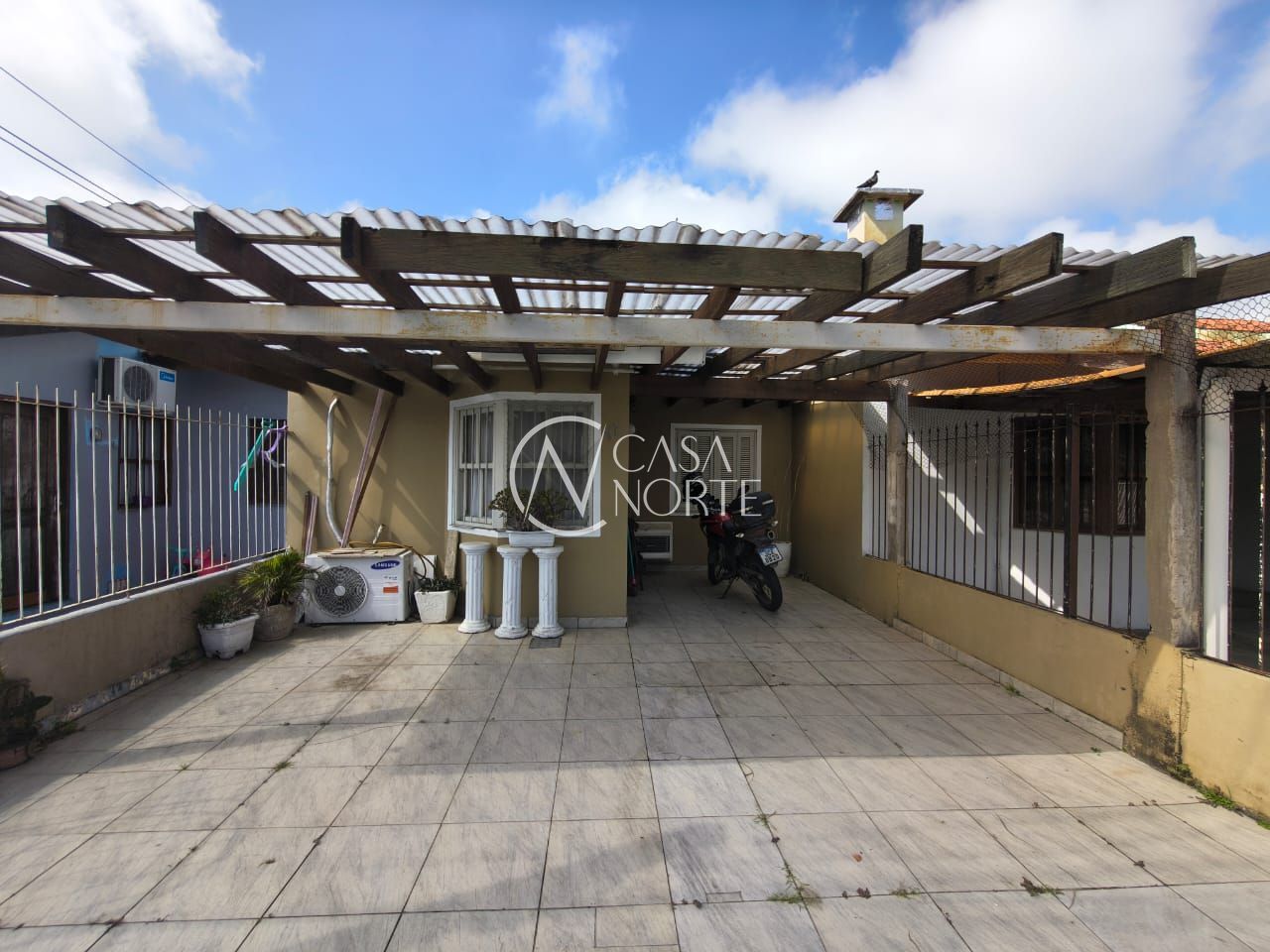 Casa à venda com 3 quartos, 109m², 2 vagas, Rua Capitão Pedroso no bairro Restinga em Porto Alegre