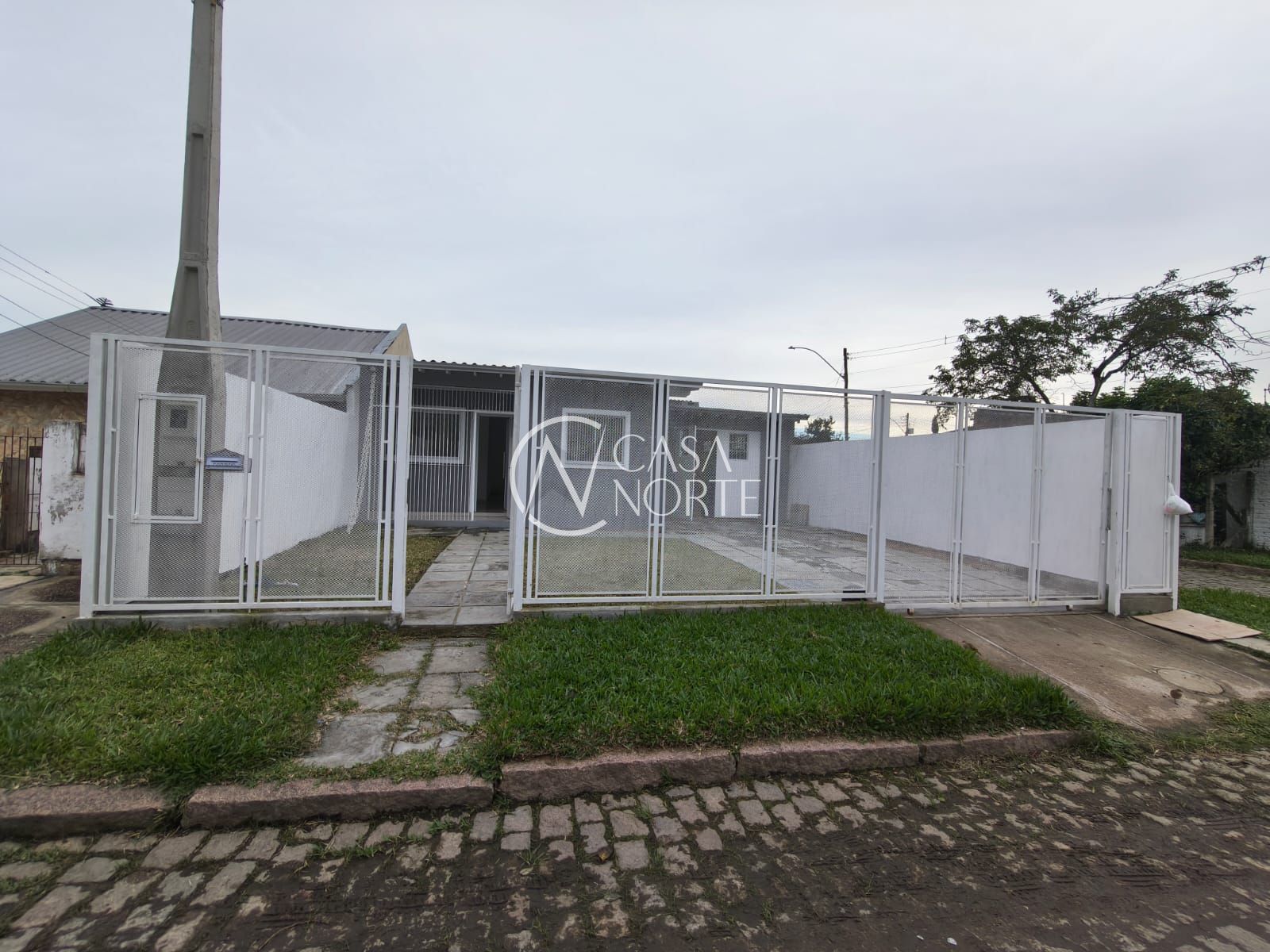 Casa à venda com 2 quartos, 70m², 2 vagas, Acesso H no bairro Restinga em Porto Alegre