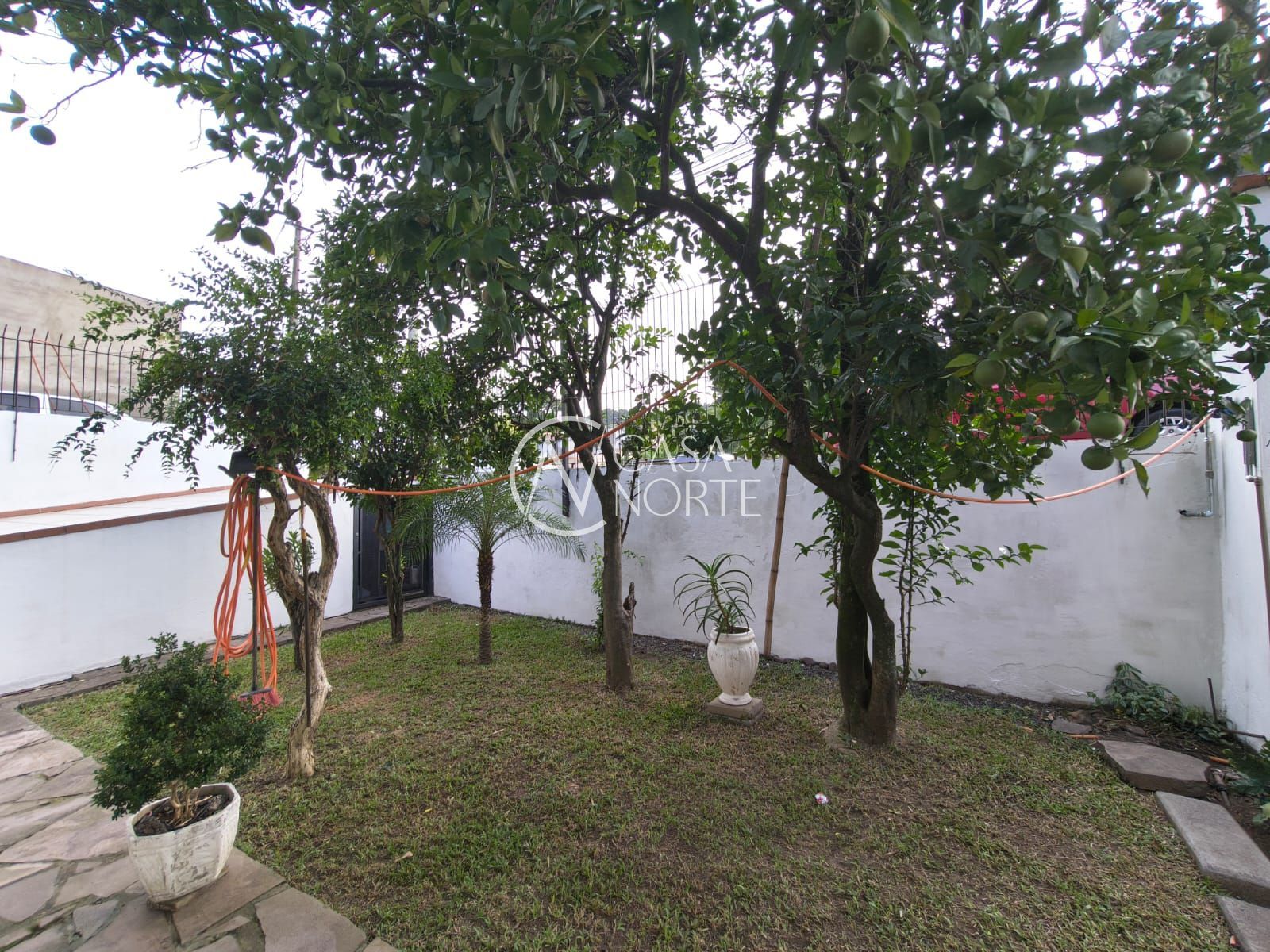 Casa à venda com 4 quartos, 212m², 1 suíte, 5 vagas, Avenida Juca Batista no bairro Hípica em Porto Alegre