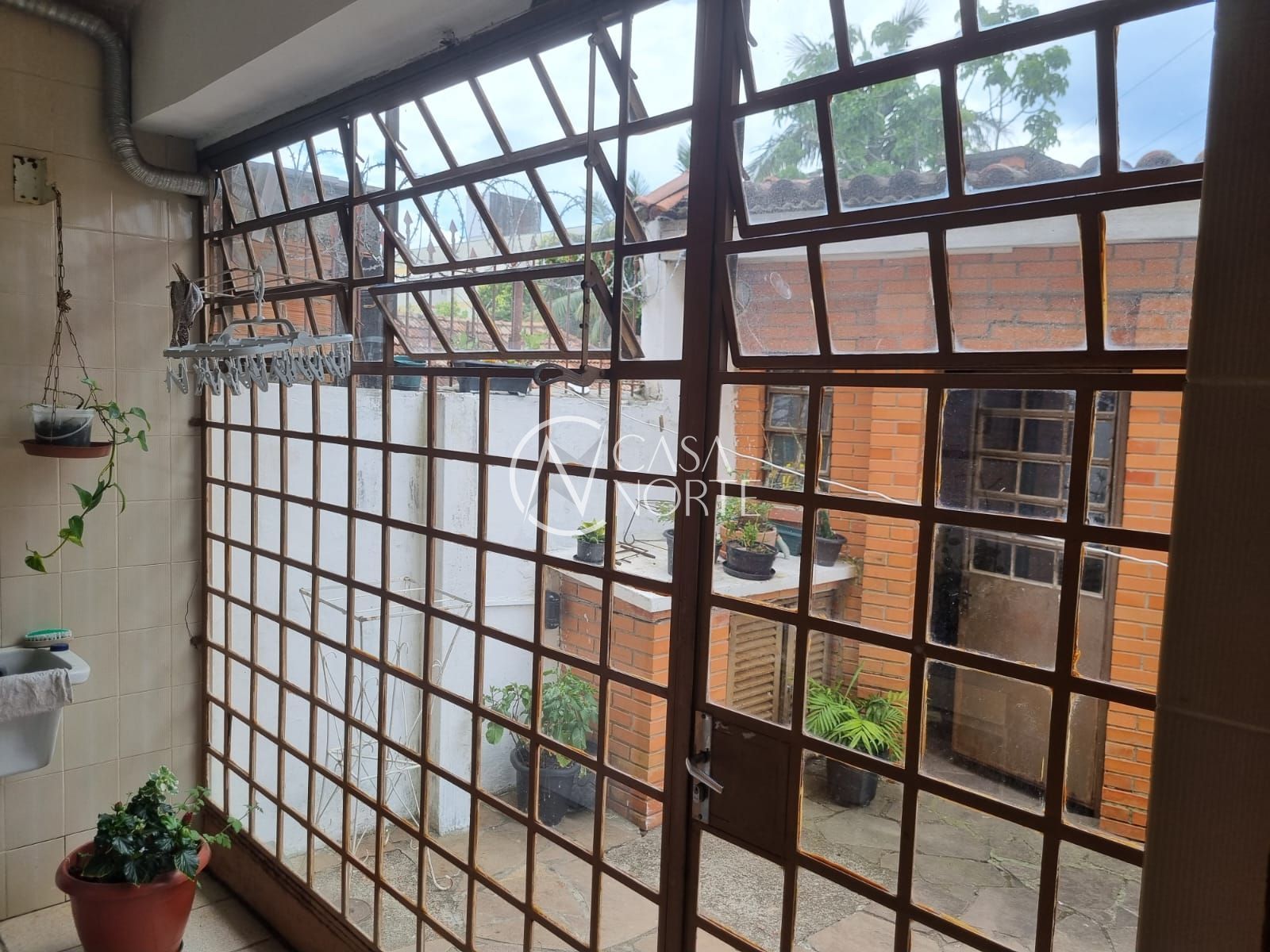 Sobrado à venda com 5 quartos, 266m², 2 suítes, 2 vagas, Avenida Valado no bairro Vila João Pessoa em Porto Alegre