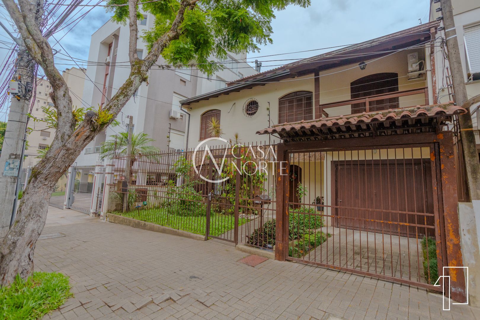 Casa à venda com 21 quartos, 795m², 19 suítes, 4 vagas, Rua Chile no bairro Jardim Botânico em Porto Alegre