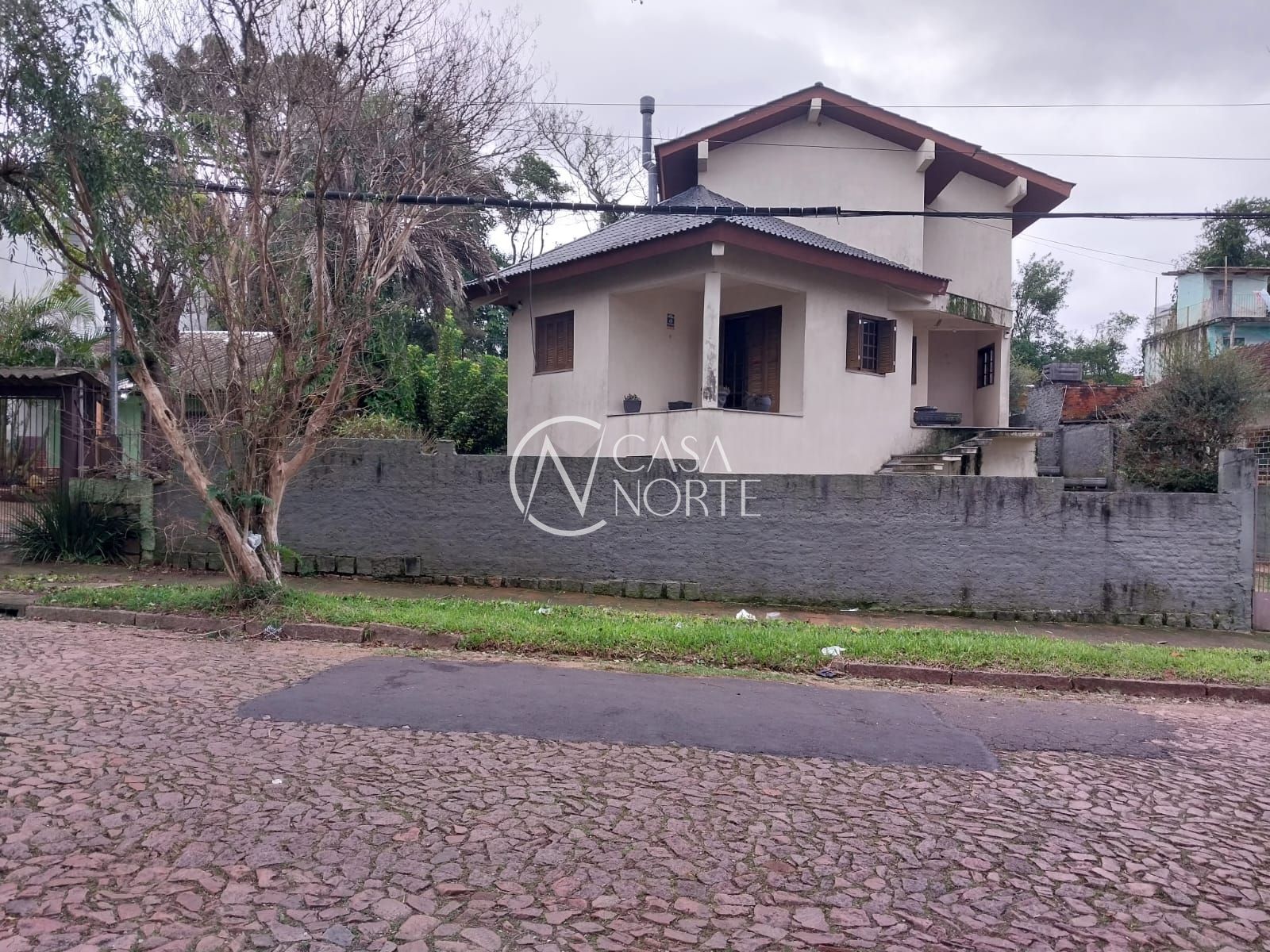 Casa à venda com 5 quartos, 304m², 2 vagas, Rua Banco do Comércio no bairro Santa Tereza em Porto Alegre