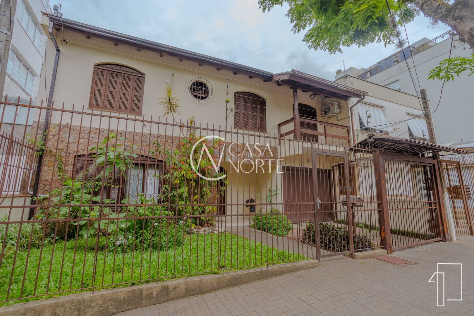 Casa à venda com 21 quartos, 795m², 19 suítes, 4 vagas, Rua Chile no bairro Jardim Botânico em Porto Alegre