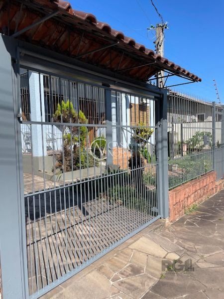 Casa à venda com 3 quartos, 250m², 1 suíte, 3 vagas, Rua dos Apóstolos no bairro Nonoai em Porto Alegre