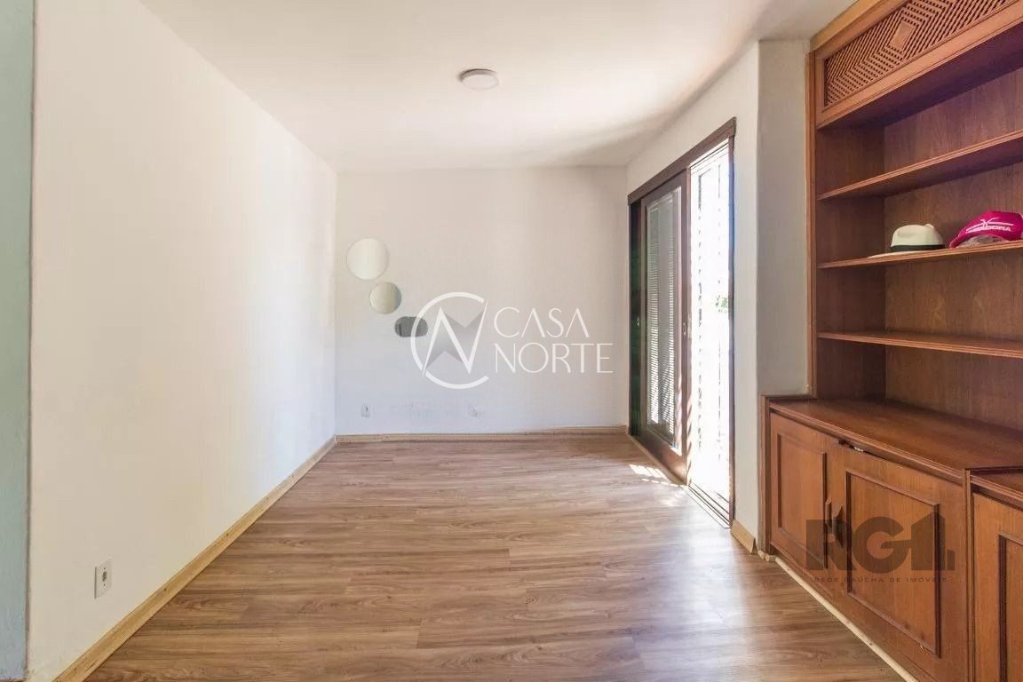 Casa à venda com 3 quartos, 150m², 1 suíte, 2 vagas, Avenida Monte Cristo no bairro Vila Nova em Porto Alegre