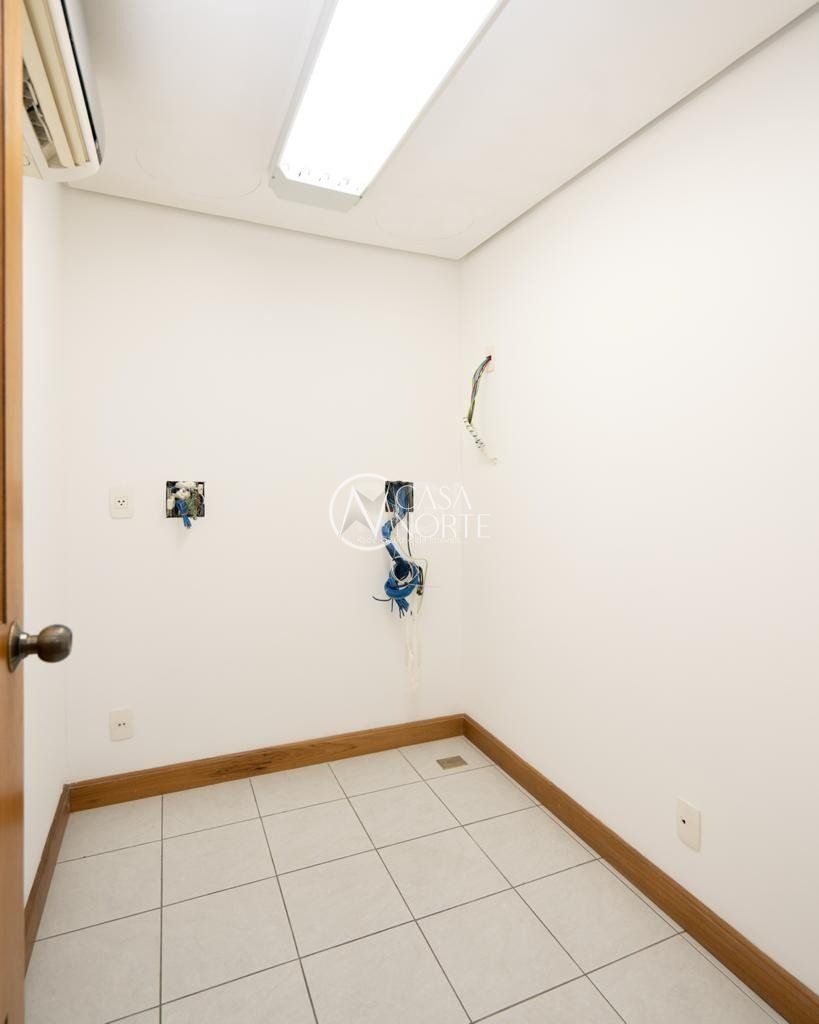 Sala Comercial à venda , 161m², Avenida Carlos Gomes no bairro Auxiliadora em Porto Alegre