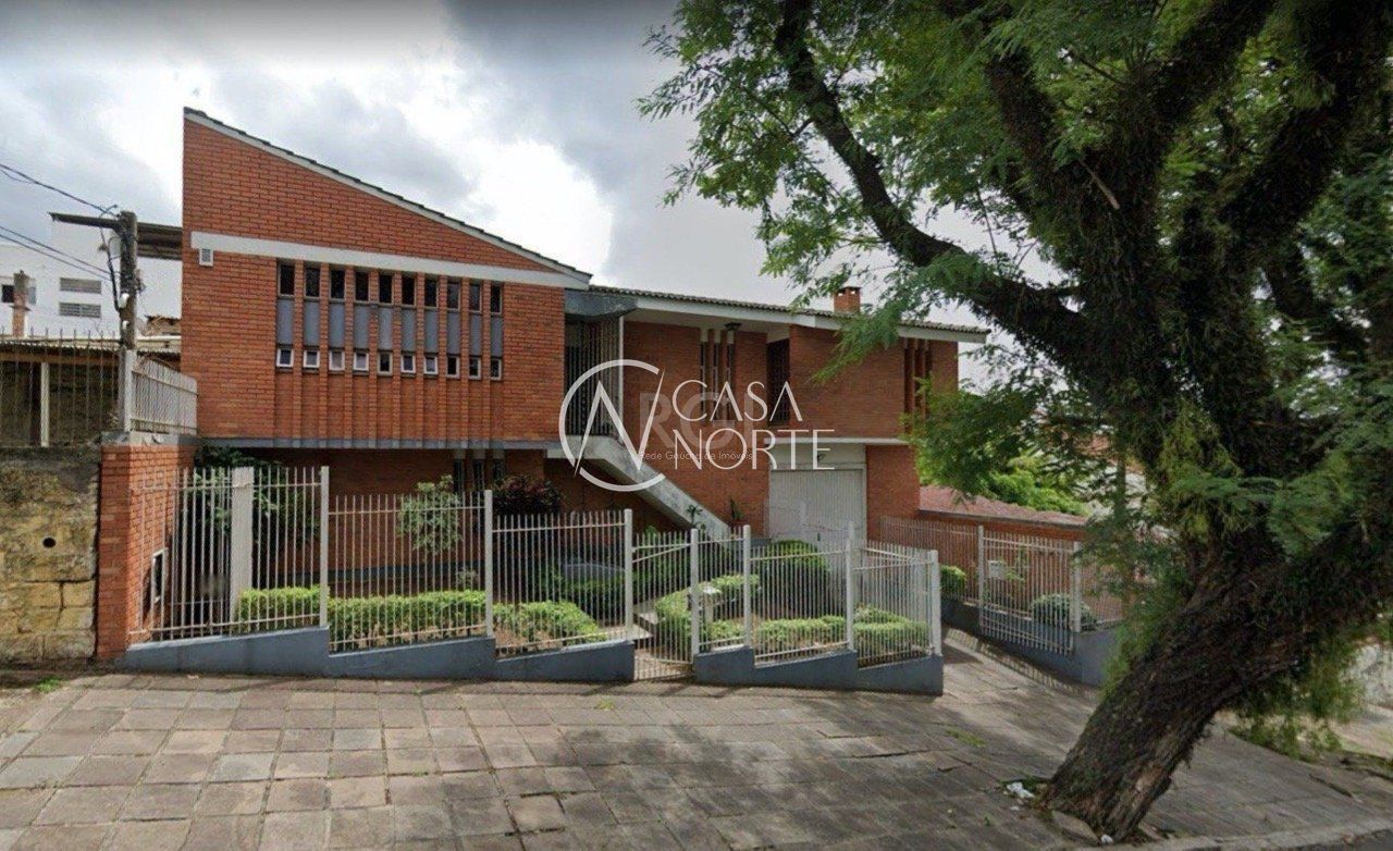 Casa à venda com 3 quartos, 350m², 2 suítes, 5 vagas, Rua Teixeira de Freitas no bairro Santo Antônio em Porto Alegre