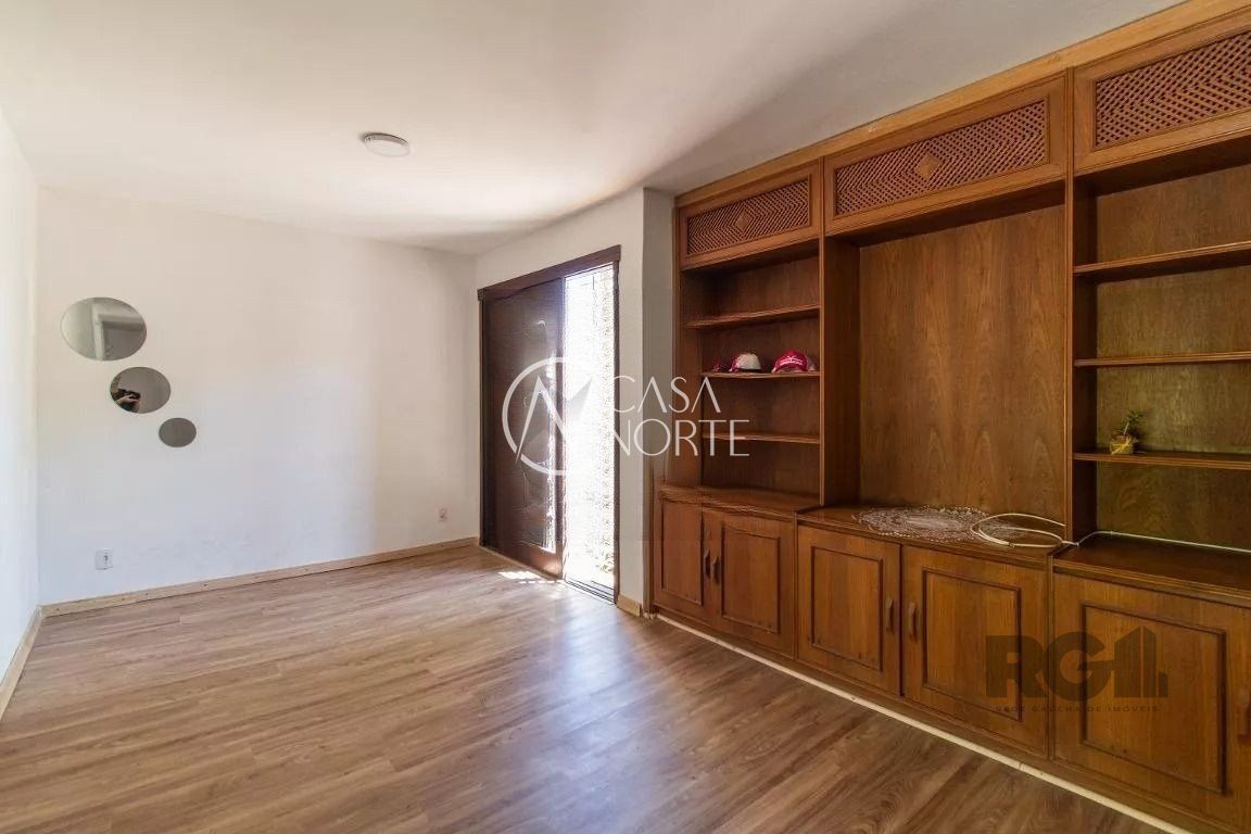 Casa à venda com 3 quartos, 150m², 1 suíte, 2 vagas, Avenida Monte Cristo no bairro Vila Nova em Porto Alegre