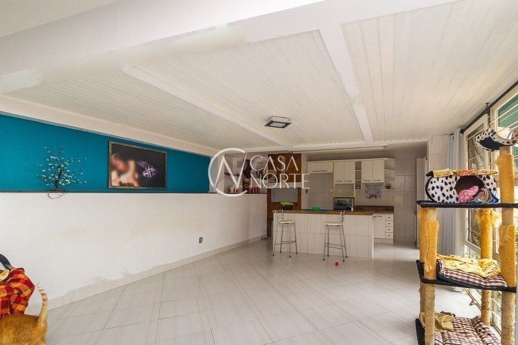 Casa à venda com 3 quartos, 350m², 2 suítes, 5 vagas, Rua Teixeira de Freitas no bairro Santo Antônio em Porto Alegre