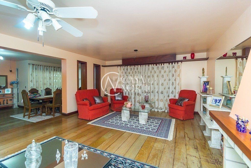 Casa à venda com 3 quartos, 350m², 2 suítes, 5 vagas, Rua Teixeira de Freitas no bairro Santo Antônio em Porto Alegre