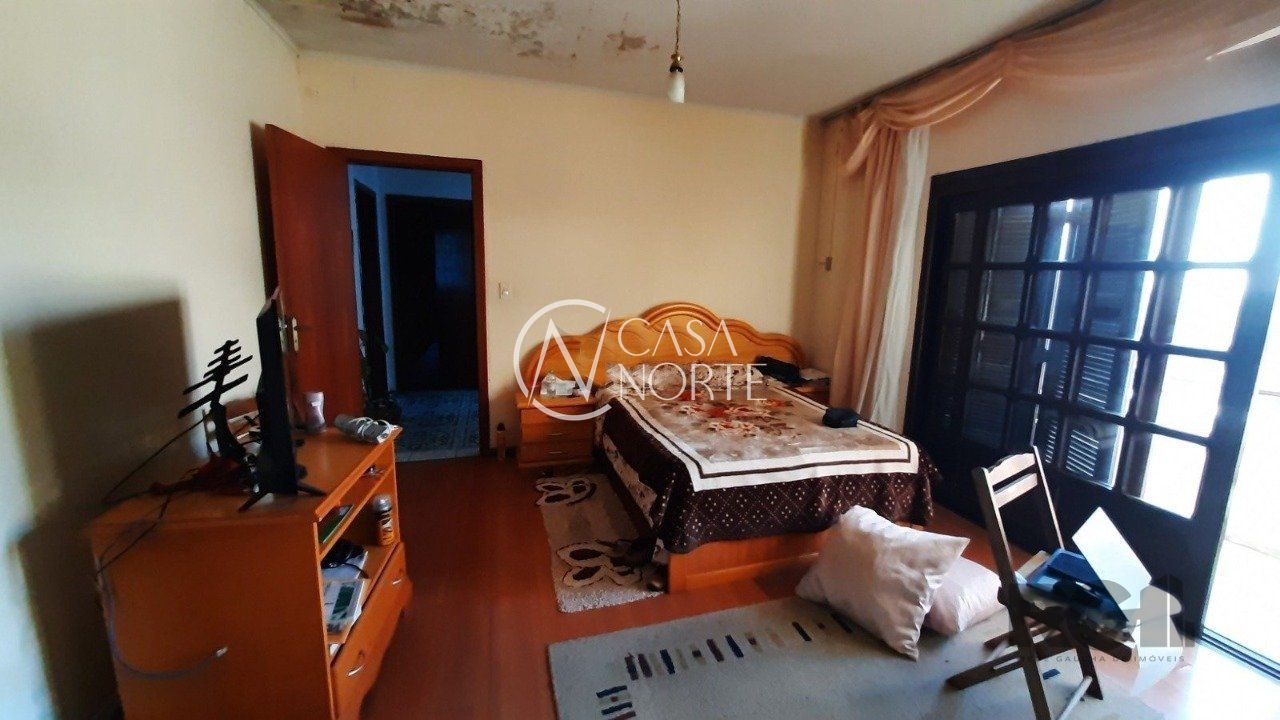 Casa à venda com 3 quartos, 183m², 4 vagas, Rua Orfanotrofio no bairro Santa Tereza em Porto Alegre