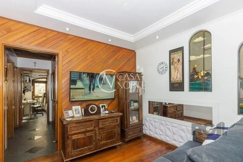 Casa à venda com 4 quartos, 350m², 1 suíte, 3 vagas, Rua Geraldo Souza Moreira no bairro Passo da Areia em Porto Alegre