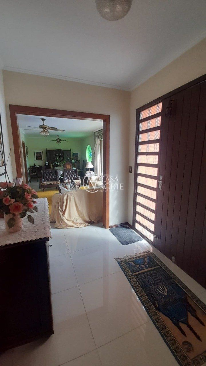 Casa à venda com 3 quartos, 250m², 1 suíte, 3 vagas, Rua Doutor Jorge Fayet no bairro Chácara das Pedras em Porto Alegre