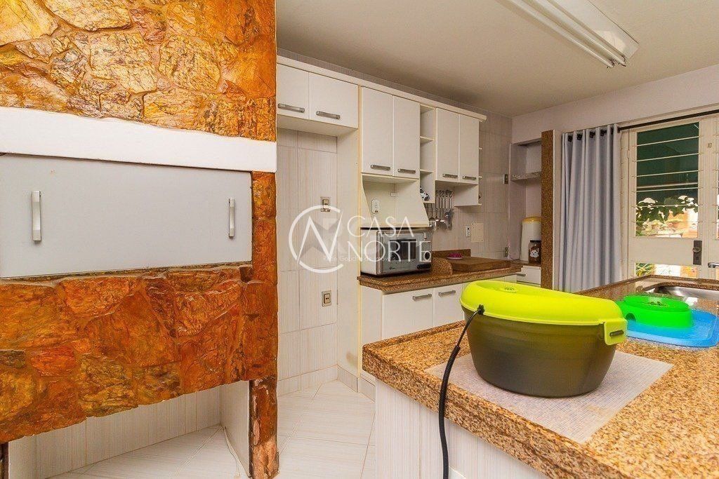 Casa à venda com 3 quartos, 350m², 2 suítes, 5 vagas, Rua Teixeira de Freitas no bairro Santo Antônio em Porto Alegre