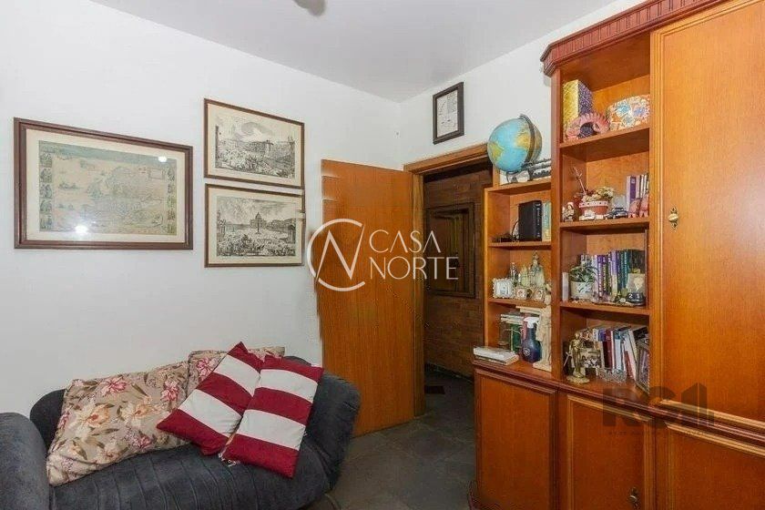 Casa à venda com 4 quartos, 350m², 1 suíte, 3 vagas, Rua Geraldo Souza Moreira no bairro Passo da Areia em Porto Alegre